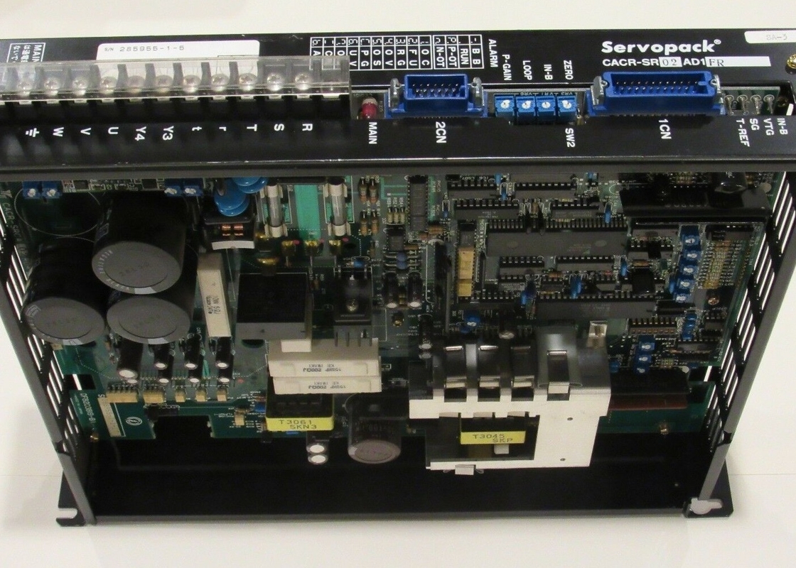 야스카와 CACR-SR02-AD1-FR 새 세르보 모터 장비 200V 전압