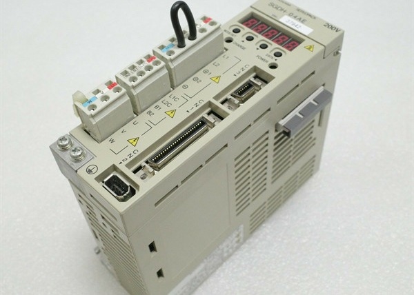 야스카와 SGDH-04AE 산업용 서보 드라이브 200-230 VAC 50 / 60 Hz 30 와트 55 kW