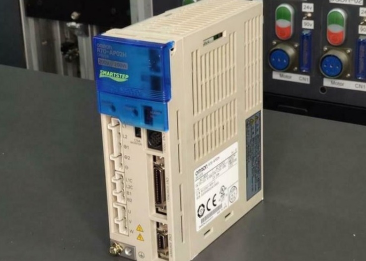 IGBT를 기반으로 하는 옴론 R7D-AP02H 서보 드라이버 2A 200V 하중 전 디지털형 서보 기구에 의한 PWM 방식